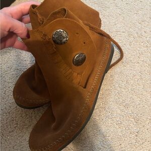 Minnetonka Brown Suede Fringe Ankle Boots size 8 like new